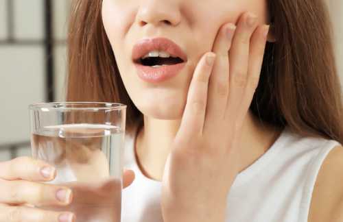 Хорошим эффектом при зубной боли обладает содовый раствор с добавлением соли