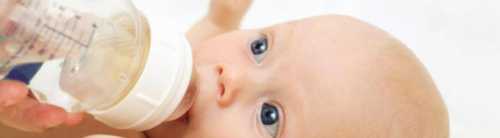 Иногда, чтобы ребенок охотнее пил воду, ее можно подсластить небольшим количеством фруктозы не более чайной ложки на мл воды