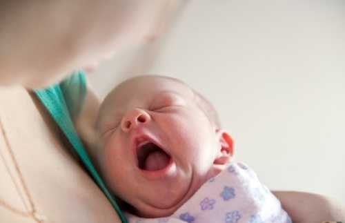Голод у грудничков первых месяцев жизни может компенсироваться сном